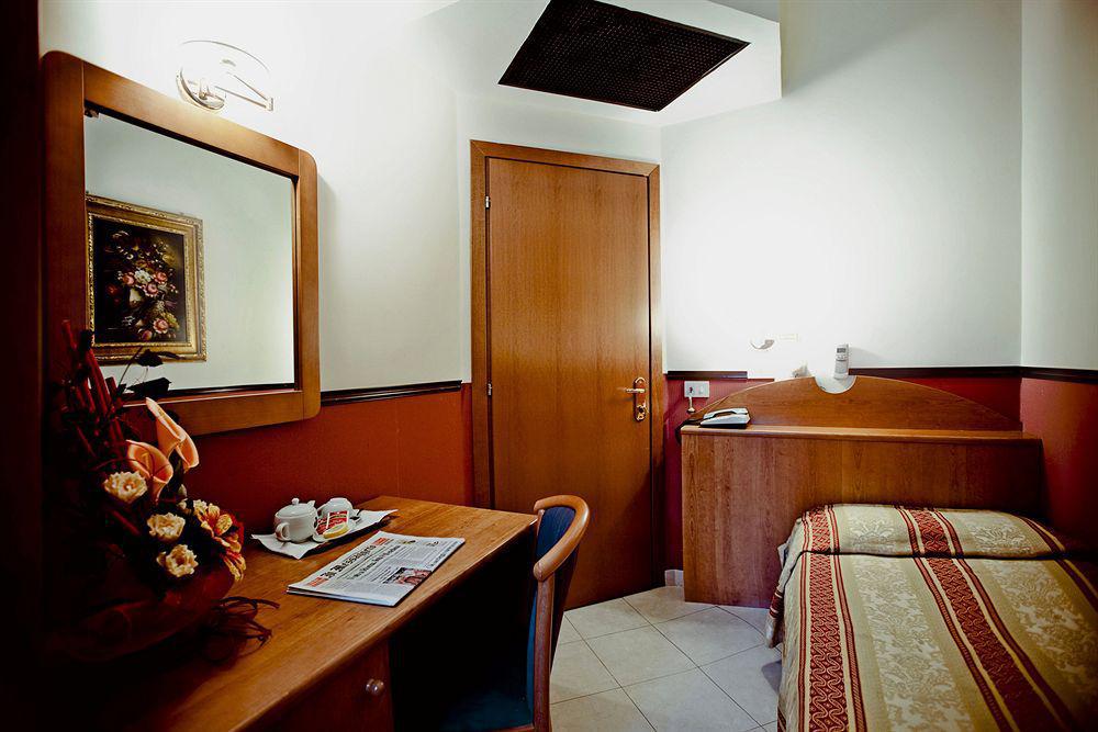 Hotel Saturnia Рим Екстериор снимка