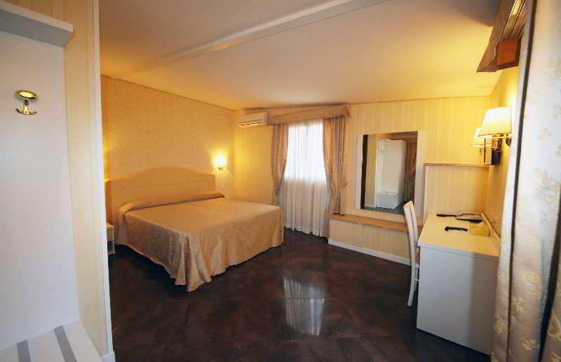 Hotel Saturnia Рим Екстериор снимка